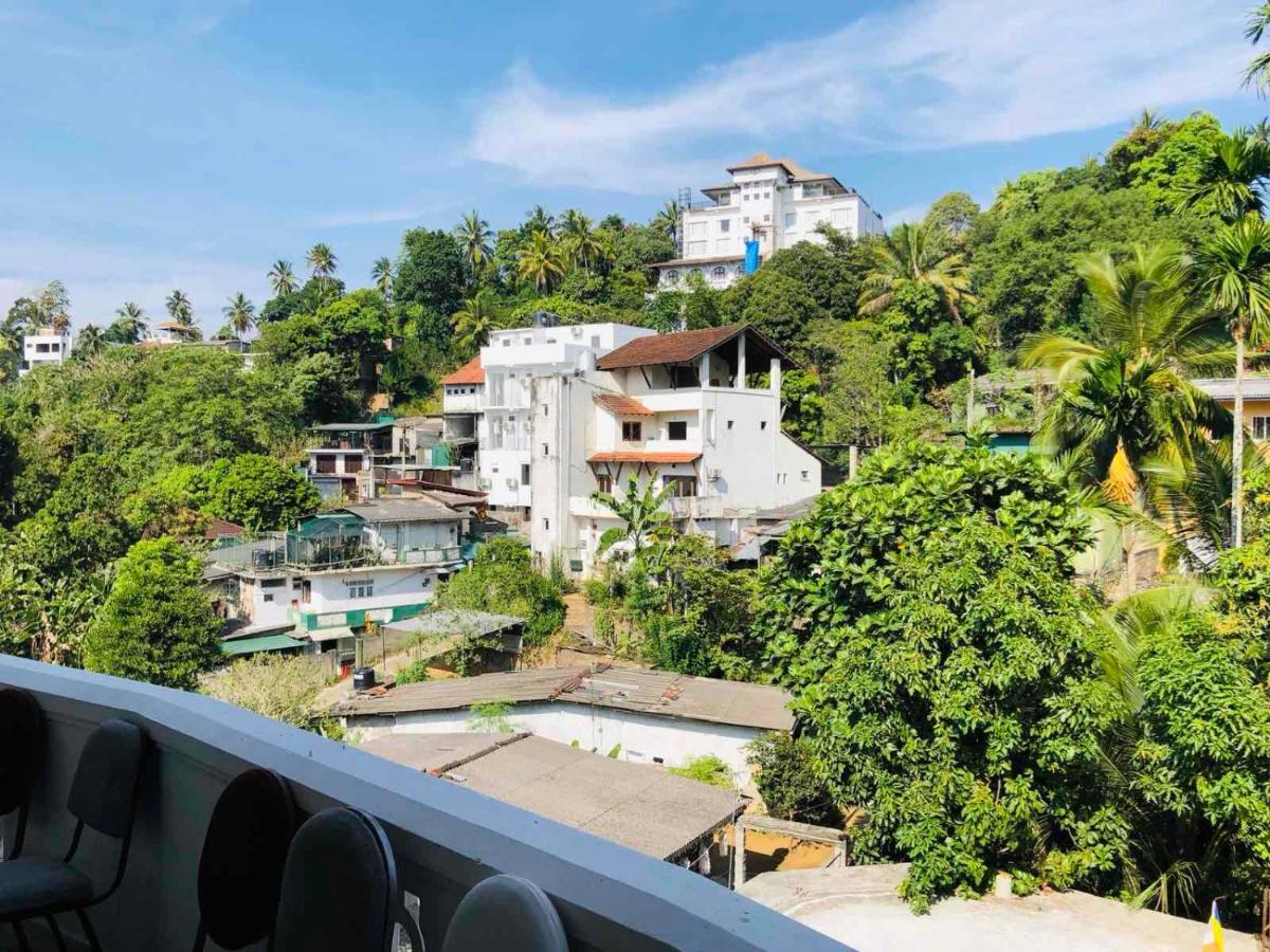 Suisse Villa แคนดี้ ภายนอก รูปภาพ